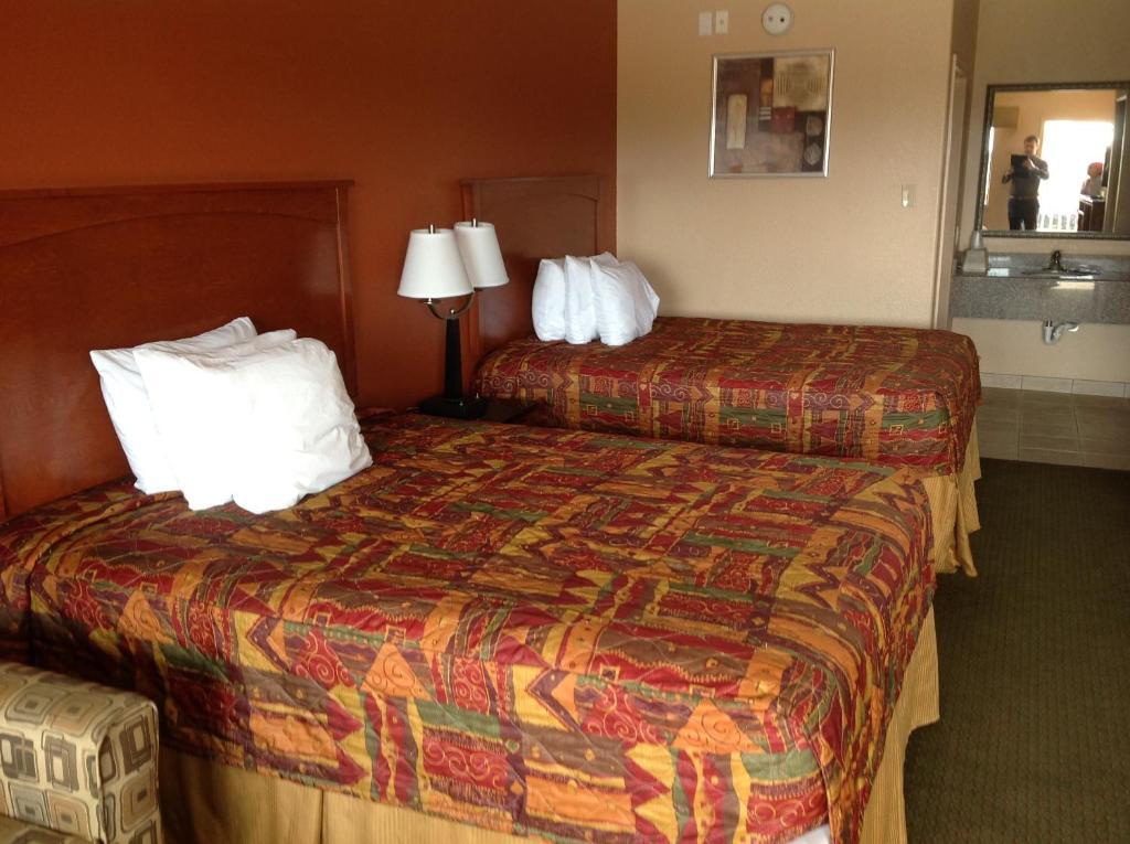 Hearne Budgetel Inn And Suites الغرفة الصورة